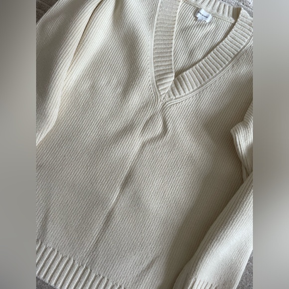 Song of Style Raine V neck sweater - Picture 8 of 10